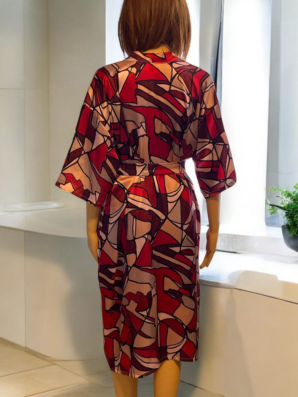 Kimono  "Béatitude" en soie pour femme avec motifs graphiques Marron – Image 3